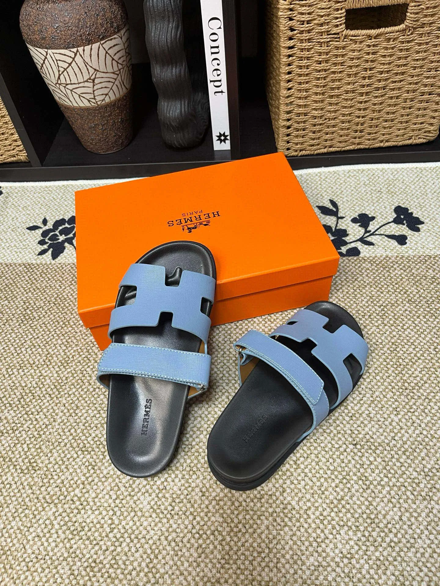 P300 Long-term stock Hermes men’s Kazimir slippers for couples - top quality woven calfskin functional sandals with intertwined uppers inspired by the “H” iconic pattern to create a casual look, perfect for summer. Imported cowhide + cowhide lining + TUP outsole Size: 35-46